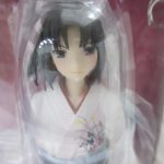 箱の窓越しに顔のアップを撮影しています。