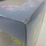 外箱の角。すれとへこみがあります。