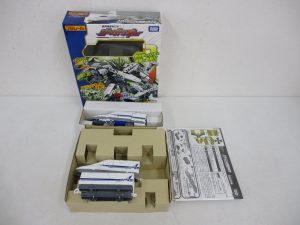 外箱と中身。2両の新幹線の車両と説明書が収まっています。