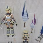 白い装備のハンターと青い角の武器の拡大。