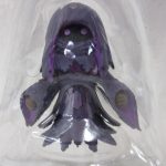紫のフードのネコの拡大。