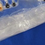 付属の台座と交換用の手。