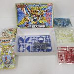 刕覇大将軍 の箱と、袋に入ったランナー、組立説明書、シールを並べて撮影。