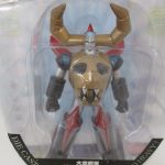 ブリスター越しに撮影した本体。金色の角と獣の顔の胸が特徴です。