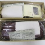箱に収まった2台。上が本商品の白い車です。