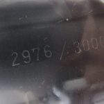 車体裏の刻印。2976/3000 のシリアル番号があります。