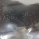 車体裏の刻印。1405/3000 のシリアル番号があります。
