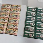 2つの箱を開けた中身。右の箱に ゲゲゲの鬼太郎 の小箱が12個並んでいます。