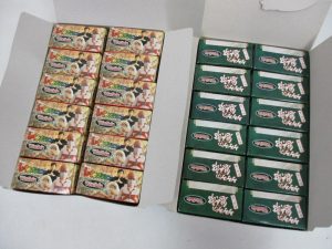 2つの箱を開けた中身。右の箱に ゲゲゲの鬼太郎 の小箱が12個並んでいます。