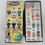 2つの箱の側面。左の箱に全13種＋シークレットのラインナップがあります。