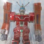 ブリスター越しに撮影した本体の上半身。赤い機体に白い頭部です。