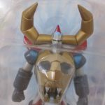 ブリスター越しに撮影した本体。金色の角と獣の顔の胸が特徴です。
