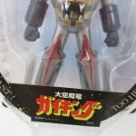 本体の下半身と台紙の 大空魔竜ガイキング のロゴ。