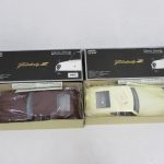 箱に収まった2台。左が本商品の暗い赤の車です。
