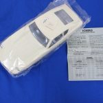袋に入った白い本体と証明書。