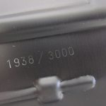 車体裏の刻印。1938/3000 のシリアル番号があります。