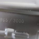 車体裏の刻印。2965/3000 のシリアル番号があります。