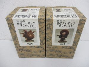 同じ出品にあった2箱を並べた正面。左が本商品です。