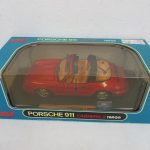 箱の正面。PORSCHE 911 CARRERA 2 TARGA と 1:18 METAL DIE-CAST の印字があります。