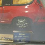 本体の後部を寄って撮影。targa のロゴとエンジン諸元のプレートがあります。