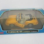 箱の正面。PORSCHE 911 CARRERA 4 CABRIOLET と 1:18 METAL DIE-CAST の印字があります。
