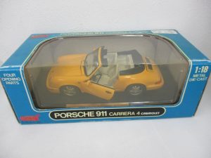 箱の正面。PORSCHE 911 CARRERA 4 CABRIOLET と 1:18 METAL DIE-CAST の印字があります。