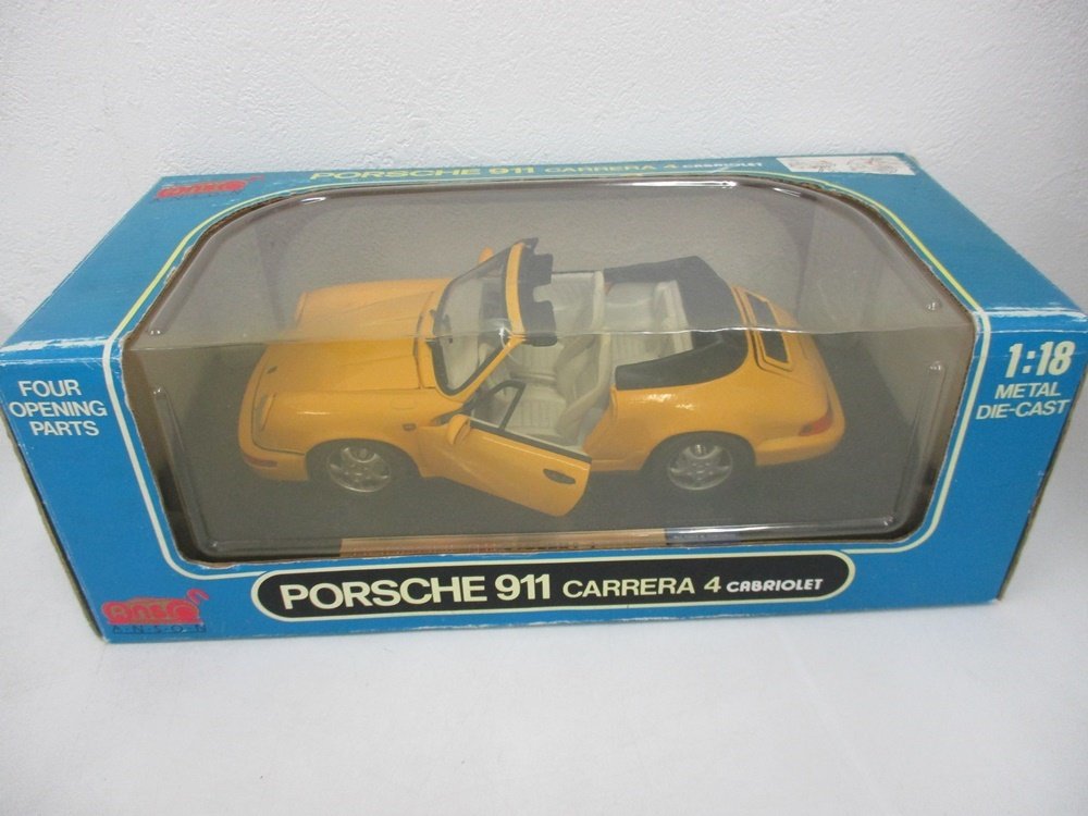 箱の正面。PORSCHE 911 CARRERA 4 CABRIOLET と 1:18 METAL DIE-CAST の印字があります。