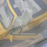 本体の前部を寄って撮影。フロントガラスまわりに固定用の糸があります。