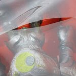 窓越しに撮影した本体の胴体。銀色の装甲に黄緑の円の造形です。