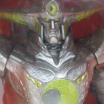 窓越しに撮影した本体の上半身。銀色の装甲と胸の三日月の造形です。