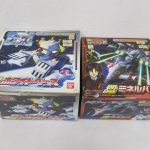2つの外箱を並べた写真。左の青い箱が本商品の SD ホワイトベース です。
