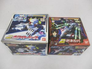 2つの外箱を並べた写真。左の青い箱が本商品の SD ホワイトベース です。