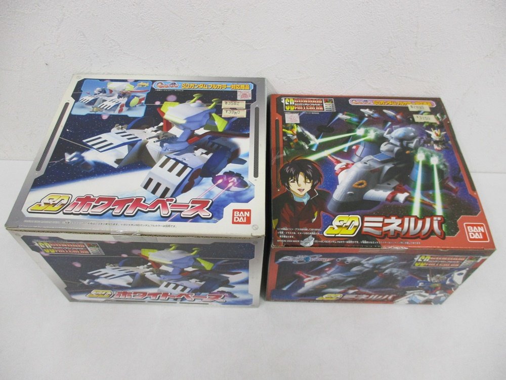 2つの外箱を並べた写真。左の青い箱が本商品の SD ホワイトベース です。
