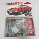 箱と中身。赤いボディとランナー、デカールが袋に入っています。