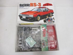 箱と中身。赤いボディとランナー、デカールが袋に入っています。