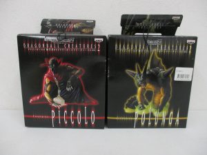 2つの箱を並べた正面。左の赤いマントの人物が本商品の PICCOLO です。