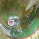 窓越しに神龍の頭部を撮影しています。