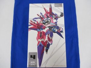 ハセガワ 1/100 マイザー・デルタの外箱正面。ピンクと紫の機体のイラストです。