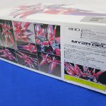 外箱の側面。CGの完成見本とスペックの表記が並んでいます。