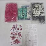 中身を並べて撮影。色分けされたランナーと説明書があります。
