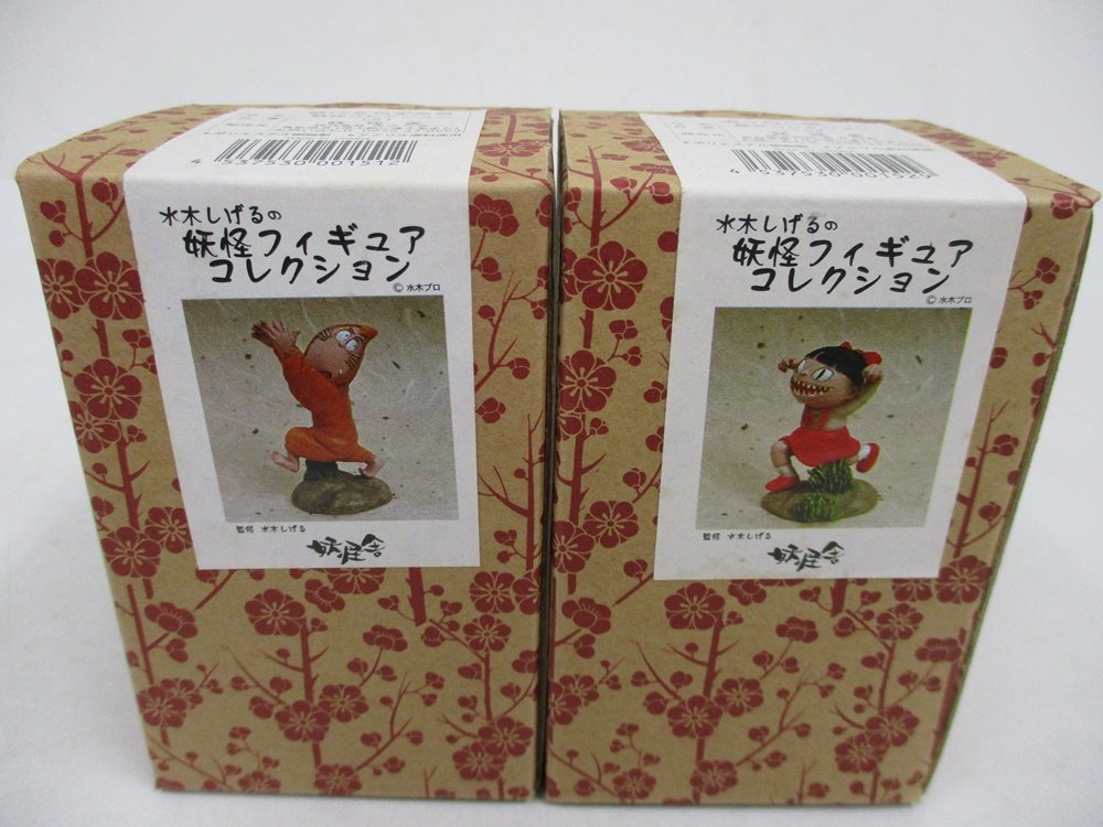 2つの箱を並べた正面。左が本商品の 逃げるねずみ男 です。