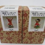 2つの箱を並べた正面。右が本商品の 追うねこ娘 です。