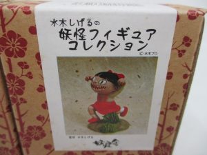外箱正面の拡大。牙をむいて追いかけるねこ娘の写真があります。