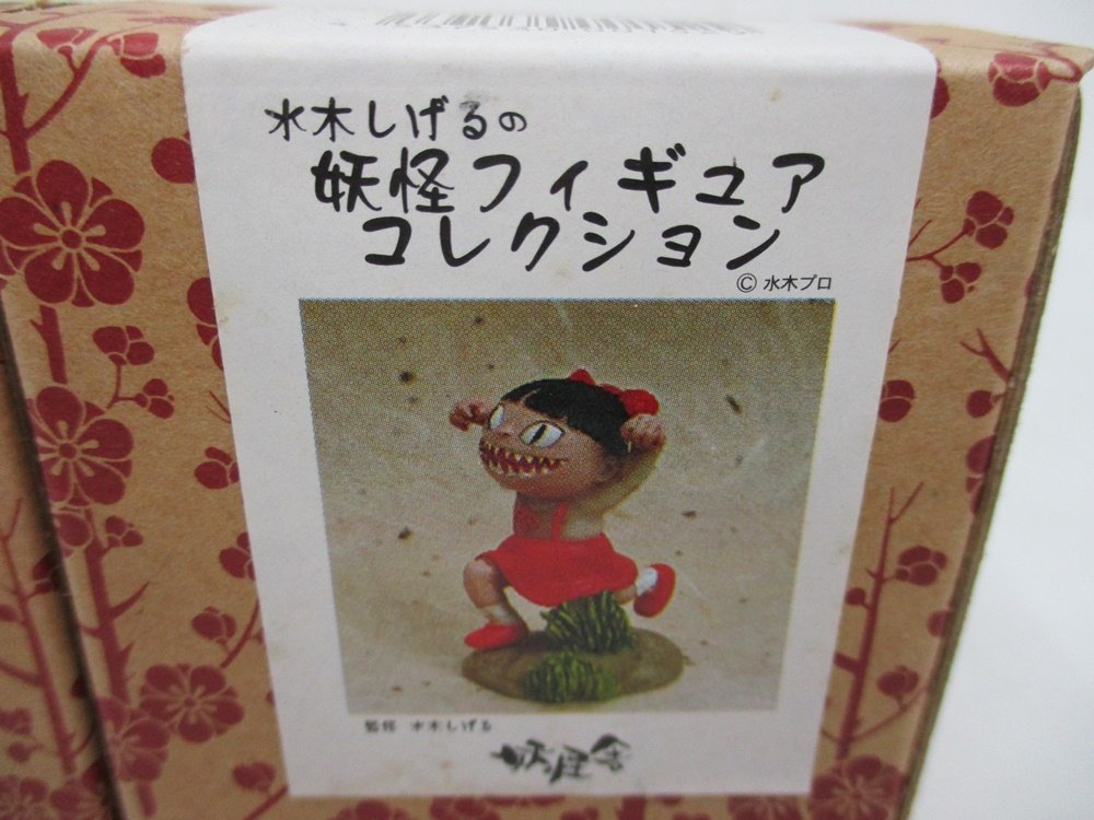 外箱正面の拡大。牙をむいて追いかけるねこ娘の写真があります。