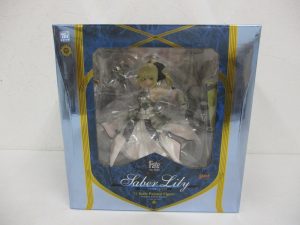 セイバー・リリィ 全て遠き理想郷 1/7スケールフィギュアの外箱正面。窓から本体が見えます。