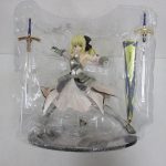 ブリスターに入った本体と2本の剣を撮影しています。