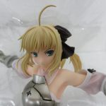 本体の顔のアップ。黒いリボンと金色の髪がわかります。