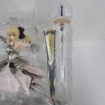 本体と鞘に入った剣を並べて撮影しています。