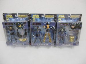 同じ出品の3点を並べた正面。中央が本商品の 7.暗黒ドラゴン です。