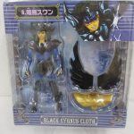 台紙付きブリスターの正面。8.暗黒スワン と BLACK CYGNUS CLOTH の印字があります。